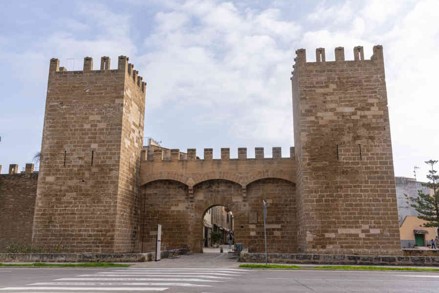 Mallorca - Alcúdia 06 - muralla - Puerta de Mallorca o de Sant Sebastià.jpg